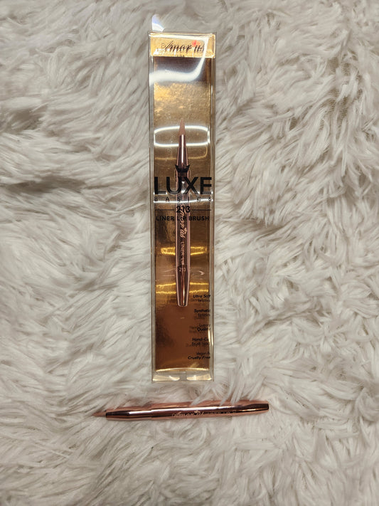 Retractable Lip Brush by AmorUs